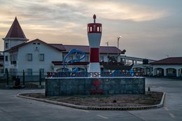 Accra;-Ghana;-Jamestown;-fishing-harbour;-Jamestown-harbour;-entrance;-signage;-sculpture;-blue-hour;-dawn;-port-infrastructure;-Sino-Ghanaian-cooperation;-Chinese-aid;-West-Africa;-historic-district;-documentary-photography;-Kaleidos;-Kaleidos-images;-La-parole-à-limage;-Stories-Pictures;-Tarek-Charara